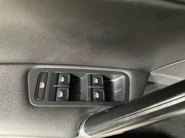 2017 Volkswagen Golf SportWagen - image 23