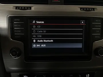 2016 Volkswagen Golf Sportwagon - image 25