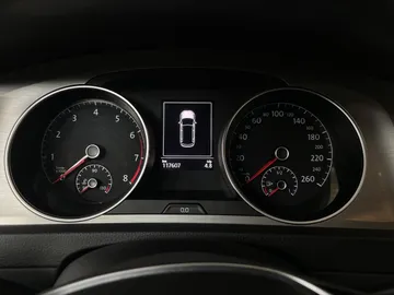 2016 Volkswagen Golf Sportwagon - image 16