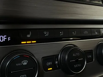 2016 Volkswagen Golf Sportwagon - image 24