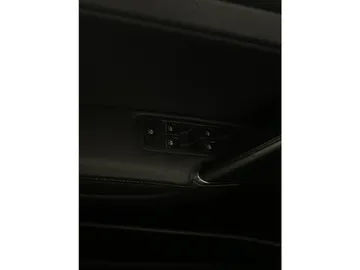 2016 Volkswagen Golf Sportwagon - image 22