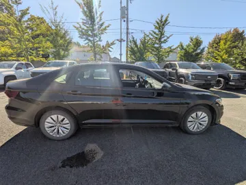 2019 Volkswagen Jetta - image 4