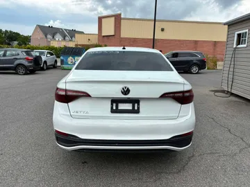2023 Volkswagen Jetta - image 4