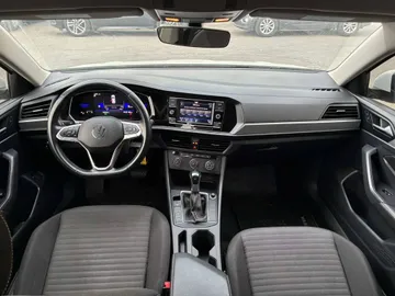 2023 Volkswagen Jetta - image 9