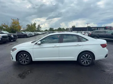 2025 Volkswagen Jetta - image 4