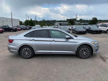 2021 Volkswagen Jetta - image 6