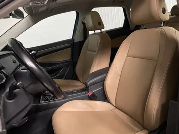 2019 Volkswagen Jetta - image 3