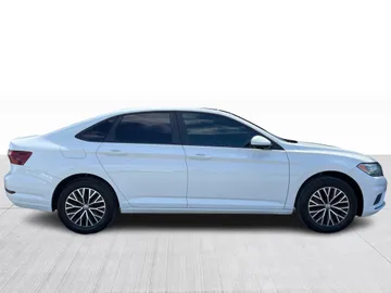 2020 Volkswagen Jetta - image 2