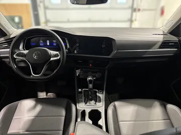 2024 Volkswagen Jetta - image 4