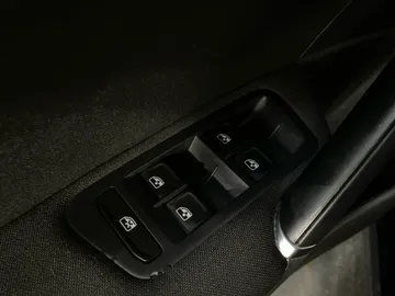 2018 Volkswagen Golf - image 22