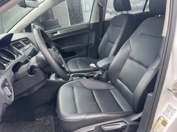 2021 Volkswagen Golf - image 8