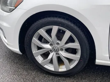 2021 Volkswagen Golf - image 7