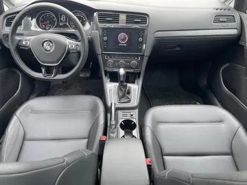 2021 Volkswagen Golf - image 9