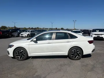 2024 Volkswagen Jetta - image 4