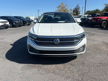 2024 Volkswagen Jetta - image 2