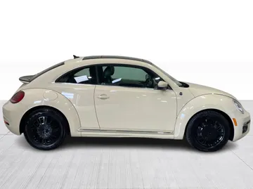 2019 Volkswagen Beetle - image 2