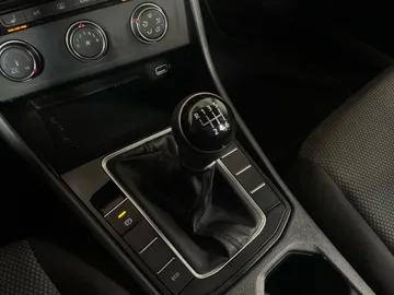 2019 Volkswagen Jetta - image 24