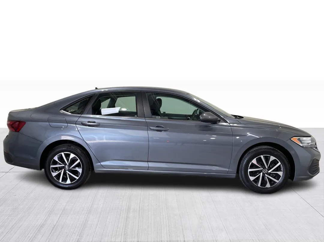 2022 Volkswagen Jetta — photo 2