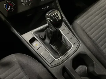 2022 Volkswagen Jetta - image 22