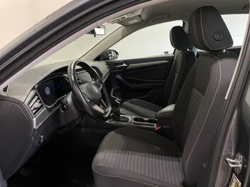 2022 Volkswagen Jetta - image 3