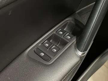 2018 Volkswagen Golf SportWagen - image 23
