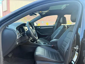 2022 Volkswagen Jetta - image 8