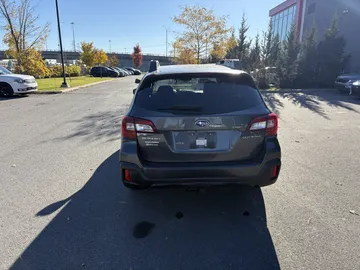 2018 Subaru Outback - image 4