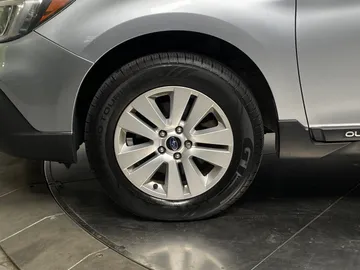 2018 Subaru Outback - image 7