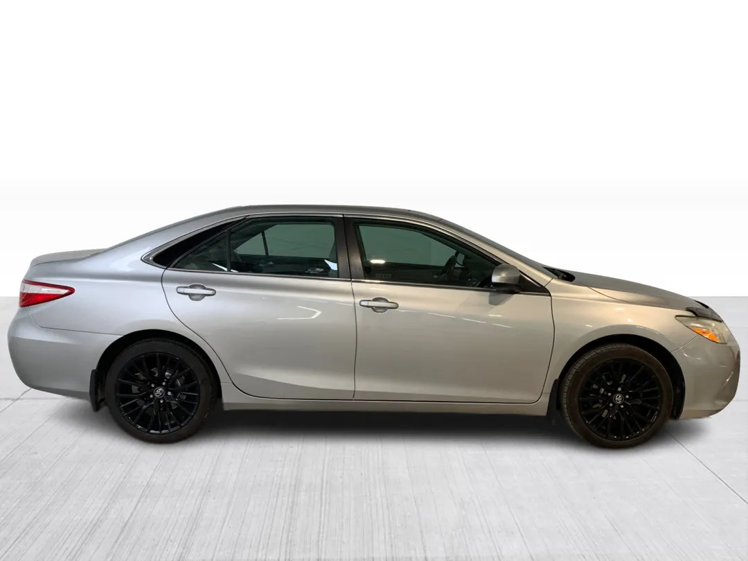 2016 Toyota Camry — photo 8
