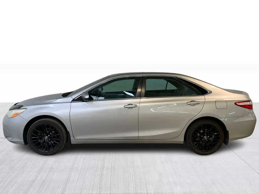 2016 Toyota Camry — photo 4