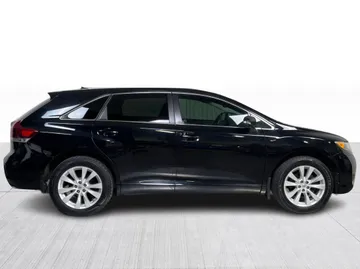 2016 Toyota Venza - image 2