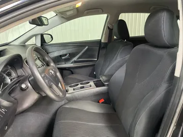 2016 Toyota Venza - image 3