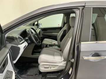 2018 Honda Odyssey - image 3