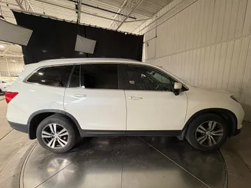 2016 Honda Pilot - image 4