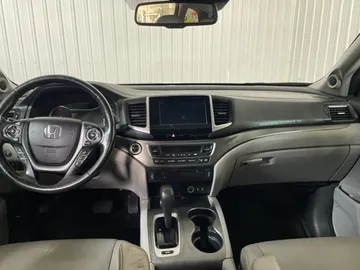 2016 Honda Pilot - image 4