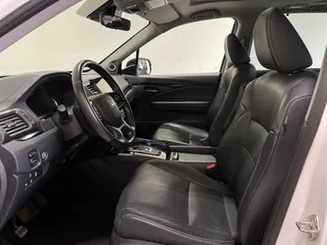 2021 Honda Pilot - image 3