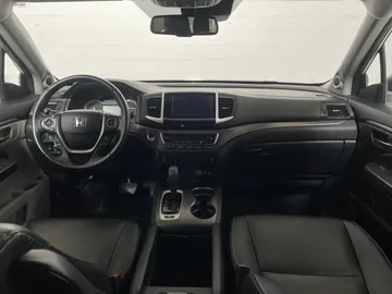 2017 Honda Pilot - image 4