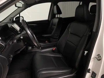 2017 Honda Pilot - image 3