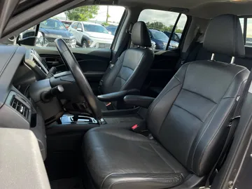 2017 Honda Ridgeline - image 3