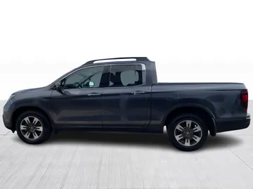 2017 Honda Ridgeline - image 11