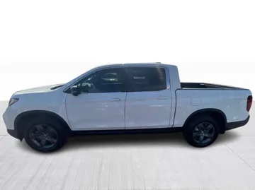 2023 Honda Ridgeline - image 4