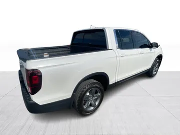 2023 Honda Ridgeline - image 8