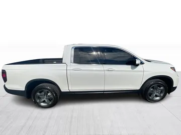 2023 Honda Ridgeline - image 9