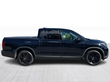 2019 Honda Ridgeline - image 2