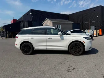 2022 Lincoln Corsair - image 6