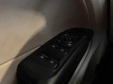 2018 Lincoln MKC - image 26