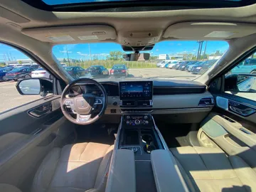 2022 Lincoln Navigator - image 9