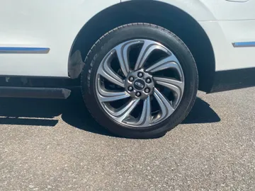 2022 Lincoln Navigator - image 10