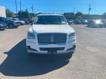 2022 Lincoln Navigator - image 2