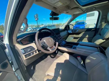 2022 Lincoln Navigator - image 8